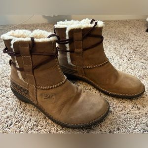 UGG Australia Cove 5136 Women’s Brown Leather Sheepskin Lined Ankle Boots Size 7